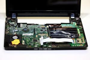 Wnętrze laptopa Asus